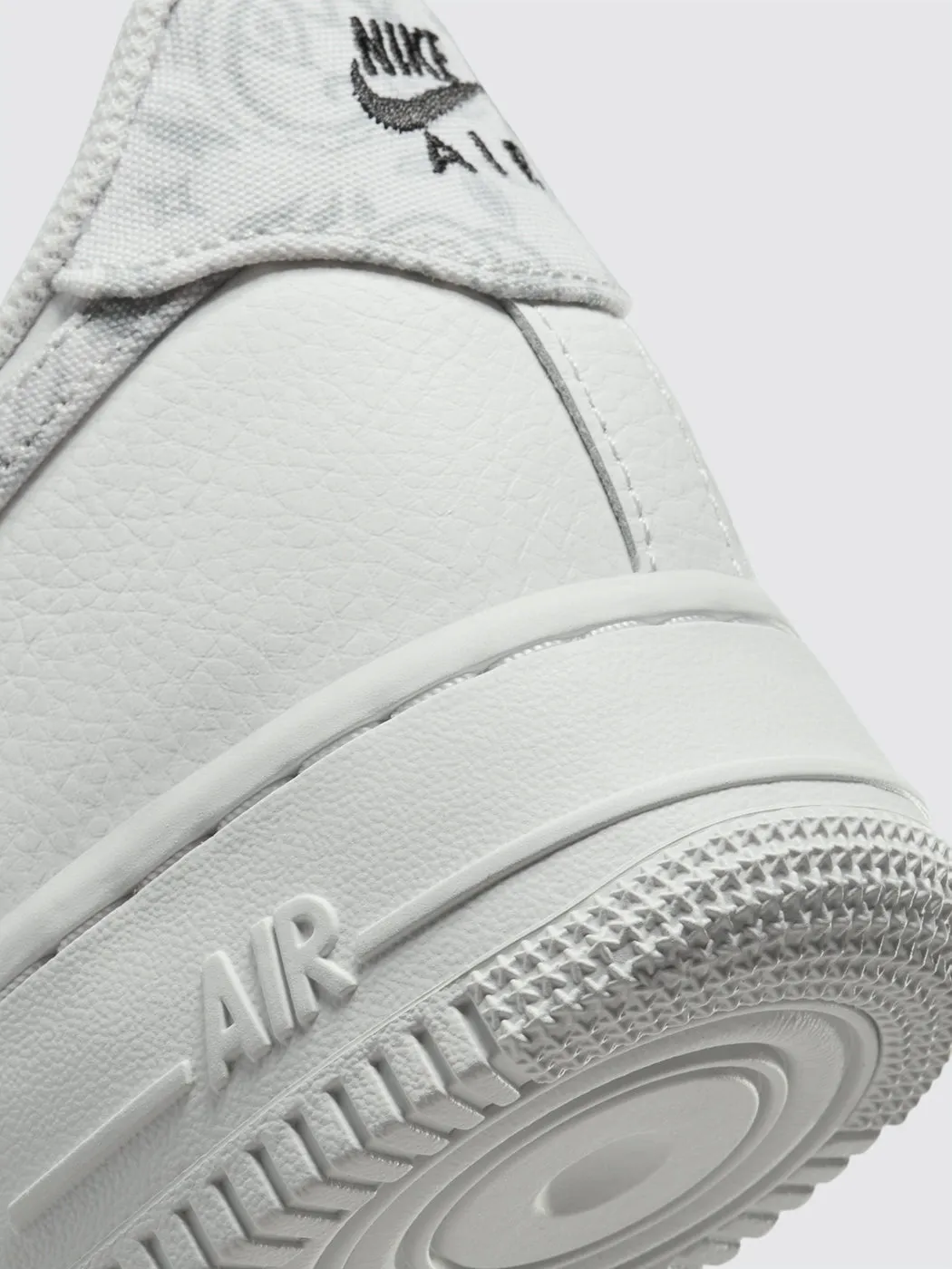 W AIR FORCE 1 '07 ESS - Summit White/Grey Fog-Black-Summit White