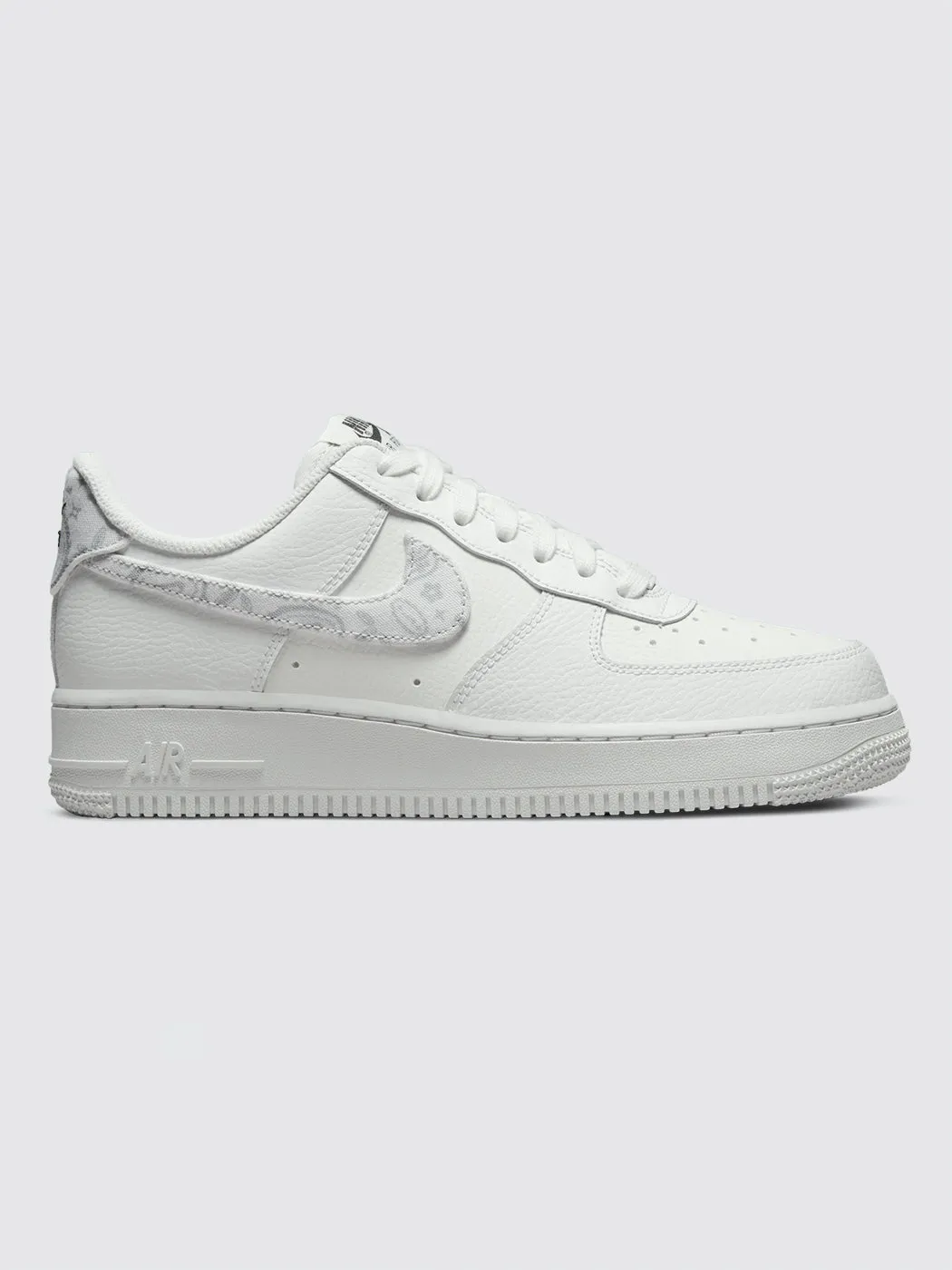 W AIR FORCE 1 '07 ESS - Summit White/Grey Fog-Black-Summit White