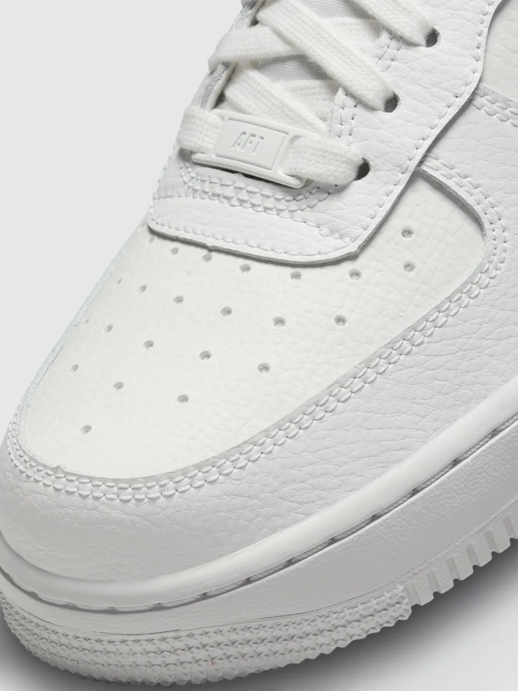 W AIR FORCE 1 '07 ESS - Summit White/Grey Fog-Black-Summit White